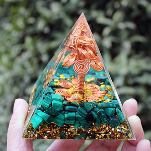 Pirámide de Cristal Kogiya con Arte en Resina, Alambre de Cobre, Piedras de Malaquita, 8 cm, Adorno de Mesa, Regalo para el Día de la Tierra - Product Image 1