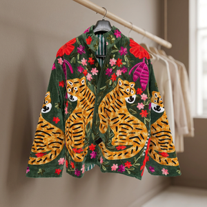 Chaqueta Verde Tigre de Terciopelo Bordada Reversible Hecha a Mano Talla Única para Mujer, Chaqueta Bomber Varsity Safari con Logotipo Personalizado - Product Image 3