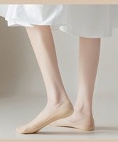 Chaussettes bateau invisibles en soie glacée pour femme, couleur unie, semelle en coton, fines, antidérapantes en silicone pour l'été