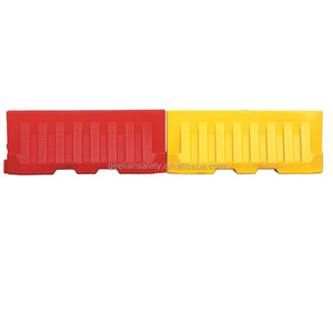 2000mm <span class=keywords><strong>de</strong></span> altura <span class=keywords><strong>precio</strong></span> <span class=keywords><strong>de</strong></span> fábrica portátil <span class=keywords><strong>de</strong></span> plástico lleno <span class=keywords><strong>de</strong></span> <span class=keywords><strong>agua</strong></span> carretera barrera <span class=keywords><strong>de</strong></span> tráfico - Product Image 1