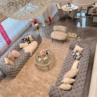Italienisches Luxus Chester Moon Sofa mit Diamant-Knopfheftung, Samt-Polsterung, Übergroßes Wohnzimmer-Sofa für Villa, Hotel und Gewerbe