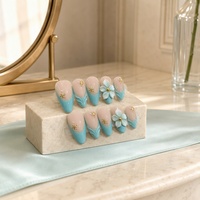 Faux ongles à presser 3D effet ombré rose nude et bleu avec fleurs et étoiles dorées pour salon de beauté (vente en gros)