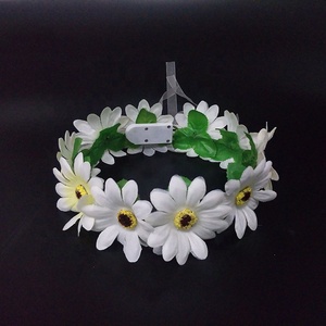 Bandeau <span class=keywords><strong>de</strong></span> <span class=keywords><strong>fleurs</strong></span> <span class=keywords><strong>de</strong></span> marguerite lumineux pour fête hawaïenne, <span class=keywords><strong>couronne</strong></span> <span class=keywords><strong>de</strong></span> <span class=keywords><strong>fleurs</strong></span> LED clignotante pour fille - Product Image 3