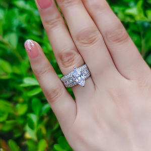 Set di anelli di fidanzamento con diamanti taglio pera Q652 per donna, montatura a griffe classica, set di gioielli raffinati - Product Image 2