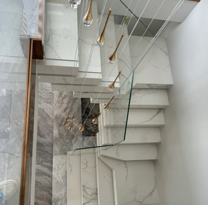 Escalier en marbre rétroéclairé par LED de luxe avec système de <span class=keywords><strong>balustrade</strong></span> verticale en verre pour villa - Product Image 1