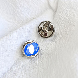 Pins de Solapa de Metal Plateado Ecológicos Personalizados y Insignias de Esmalte Duro con Logotipo Personalizado - Artículos Promocionales Conmemorativos al por Mayor - Product Image 3