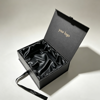 Perruques en cheveux humains personnalisées avec insert en velours satiné, ruban à nouer, boîte-cadeau en carton rigide avec logo