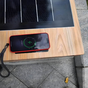 Panca da Esterno Intelligente in Acciaio Inox con Funzione di Ricarica per Telefono, 4 Posti, Design Moderno e Personalizzabile - Product Image 3