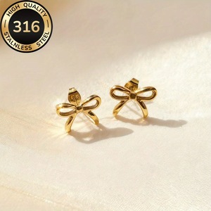 Boucles d'oreilles clous dorées à nœud, style rétro, export transfrontalier Europe-Amérique, avec design ajouré, légères - Product Image 4