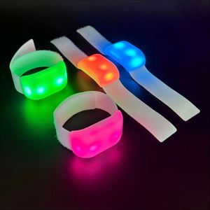 กำไลข้อมือควบคุมระยะไกล DMX ระยะ 800 เมตร 4/15 สี LED พกพาสะดวกสำหรับงานปาร์ตี้และคอนเสิร์ต - Product Image 1
