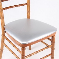 Chaise pliante en cuir souple avec coussin rembourré, structure métallique, idéale pour événements commerciaux, mariages et banquets