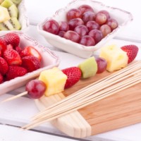 Brochettes en bois miniatures personnalisées de 4 pouces Brochettes coréennes en bois de bouleau naturel pour les fêtes en plein air Torréfaction de fruits Utilisation au restaurant
