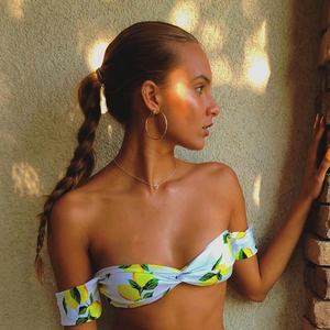 Nueva Colección de Bikinis de Playa para Mujer, Conjunto de 2 Piezas Personalizado, Casual y Sexy, Top Rojo y Braguita con Logotipo Estampado en la Parte Delantera - Product Image 5