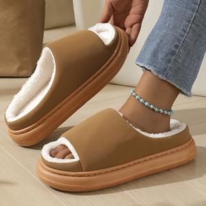Nouveaux produits en gros : Pantoufles à semelle EVA à bout ouvert, doublure en peluche, dessus en daim, avec nouveaux matériaux en gros - Product Image 4