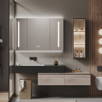 Meuble-lavabo intelligent élégant et moderne de style hôtelier avec vasque simple, armoire en bois massif et miroir intelligent avec rangement mural