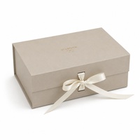 Boîte cadeau magnétique beige de luxe, logo personnalisé en feuille d'or, ruban en satin crème, fermeture à nœud, boîte d'emballage rigide en papier, parfum, cosmétique