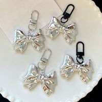 KR006 Porte-clés en métal avec fermoir mousqueton, pendentif nœud métallique brillant, breloque minimaliste et tendance pour sac à dos, pour filles au quotidien