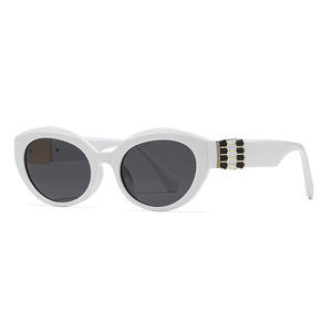 Nouvelles Lunettes de Soleil Rétro Noires pour Femmes, Monture PC, Protection UV400, Type 3, Idéales pour la Conduite et la Mode - Product Image 3