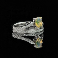 Bague de luxe de haute qualité en argent sterling 925 massif, sertie d'un moissanite VVS et d'un opale australien ovale, pour femme, par un créateur de bijoux raffinés.