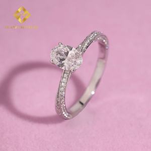 Anillo de Compromiso y Matrimonio de Lujo con Diamante de Laboratorio de Corte Ovalado de 0.78ct, Piedras Principales de Oro de 18k, D VS1, Certificado IGI - Product Image 4