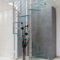 Escalier en colimaçon central peu encombrant avec garde-corps en verre pour petite maison familiale