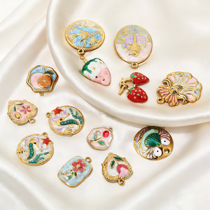 HB891 Abalorios <span class=keywords><strong>de</strong></span> Acero <span class=keywords><strong>de</strong></span> Titanio Hipoalergénico con Esmalte Vintage, Fresas y Rosas con Detalles <span class=keywords><strong>de</strong></span> <span class=keywords><strong>Perlas</strong></span>, Fornituras <span class=keywords><strong>de</strong></span> Joyería en Oro/Plata - Product Image 3