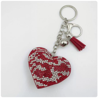 Porte-clés Cœur Rayé Marron, Best-seller, pour Sacs et Voitures, Ornement Scintillant Entièrement Strassé avec Pompons