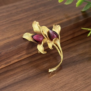 Broche Fleur de Lys Vintage Vefiery en Cuivre Plaqué Or, Faite à la Main avec Verre Émaillé, Épingle Florale pour Revers, Vente en Gros, Bijou pour Foulard et Costume Femme - Product Image 1