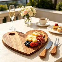 Planche à découper en bois en forme de cœur, plateau de service rustique avec trou de suspension pour pain, snacks, desserts, table de fête, cadeau pour la maison