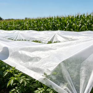 Géotextile non tissé en PP spunbond léger résistant aux UV pour utilisation agricole en extérieur - Product Image 1