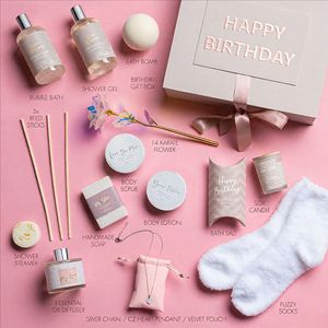 Coffret cadeau d'anniversaire avec sels de bain de la mer Morte et essentiels de soin corporel parfumés aux fleurs pour elle (100 ml) - Product Image 4
