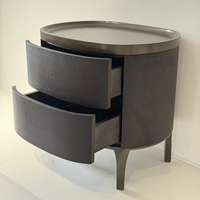 Table de chevet moderne de luxe écologique en placage de bois fumé fait main, 2 tiroirs, plateau elliptique métallique, ouverture par poussée, pour salle à manger