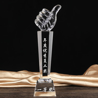 Honneur de cristal Design personnalisé Trophée en gros Trophée en cristal gravé Cadeau d'affaires Trophée en cristal avec socle en bois