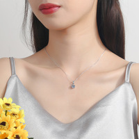 Collier pendentif classique pour femme, best-seller, avec moissanite d'un carat à six griffes, finition électroplaquée en forme de couronne