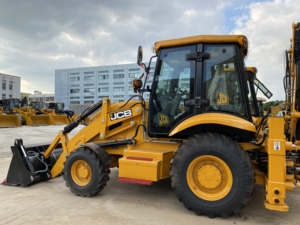 Chargeuse-pelleteuse JCB 3CX d'occasion en excellent état, inspectée pour les travaux de terrassement et de chargement en port et pour les tâches de remblayage. - Product Image 4