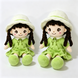 Muñeca de peluche con cabello trenzado personalizado, muñeca de peluche con rostro bordado, encantadora muñeca de trapo, muñeca de peluche con vestido verde y sombrero blanco. - Product Image 3