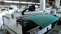 Machine de découpe de tissu à alimentation automatique avec couteau vibrant, couteau circulaire et couteau pneumatique