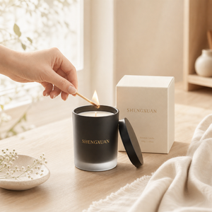 Vente en gros de bougeoirs en métal noir mat personnalisés de luxe, vides, avec des pots à bougies en verre givré et des couvercles en bambou colorés - Product Image 3