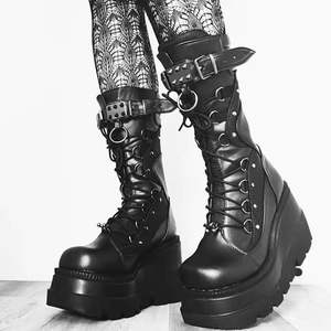 Nueva llegada Otoño Invierno mujeres punk Halloween bruja Cosplay tacones de <span class=keywords><strong>cuña</strong></span> alta botas góticas de pantorrilla <span class=keywords><strong>zapatos</strong></span> de plataforma <span class=keywords><strong>negros</strong></span> para dama - Product Image 1