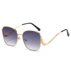 Gafas de Sol Metálicas Modernas y Distintivas 2025 con Patillas Curvas con Incrustaciones de Diamantes para Niños Europeos y Americanos, Ideales para Fiestas - Product Image 2