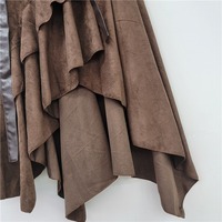 Jupe trapèze asymétrique marron en similicuir suédé pour femme, style rétro Y2K, avec volants et ceinture en cuir, taille haute, collection Printemps-Été 2026 (vente en gros)