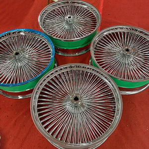 Ruedas de aluminio cromado con radios y tapas centrales flotantes de 24 pulgadas. - Product Image 5