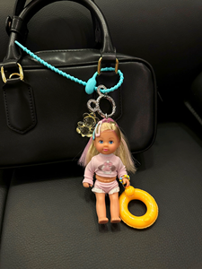 Llavero <span class=keywords><strong>de</strong></span> Muñeca con Sombrero Negro <span class=keywords><strong>de</strong></span> Diseño Moderno RW, con Bolso <span class=keywords><strong>de</strong></span> Paja Hecho a Mano, Lindos Juguetes <span class=keywords><strong>de</strong></span> Muñeca para Niñas, Llaveros <span class=keywords><strong>de</strong></span> Lujo para Mujeres y Niñas - Product Image 2