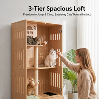 Villa pour chat en bois massif à trois niveaux avec porte en verre trempé, tiroir pour bac à litière extractible, griffoir en sisal, roulettes en acier verrouillables