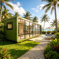Maison conteneur modulaire en structure acier avec murs en verre respirants, design moderne pour hôtels, villas et centres de villégiature en bord de mer