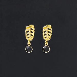 Venta al por mayor directa de fábrica: Pendientes de latón 24K para mujer, pequeños pendientes tipo Huggies con circonitas, rellenos de oro. - Product Image 6