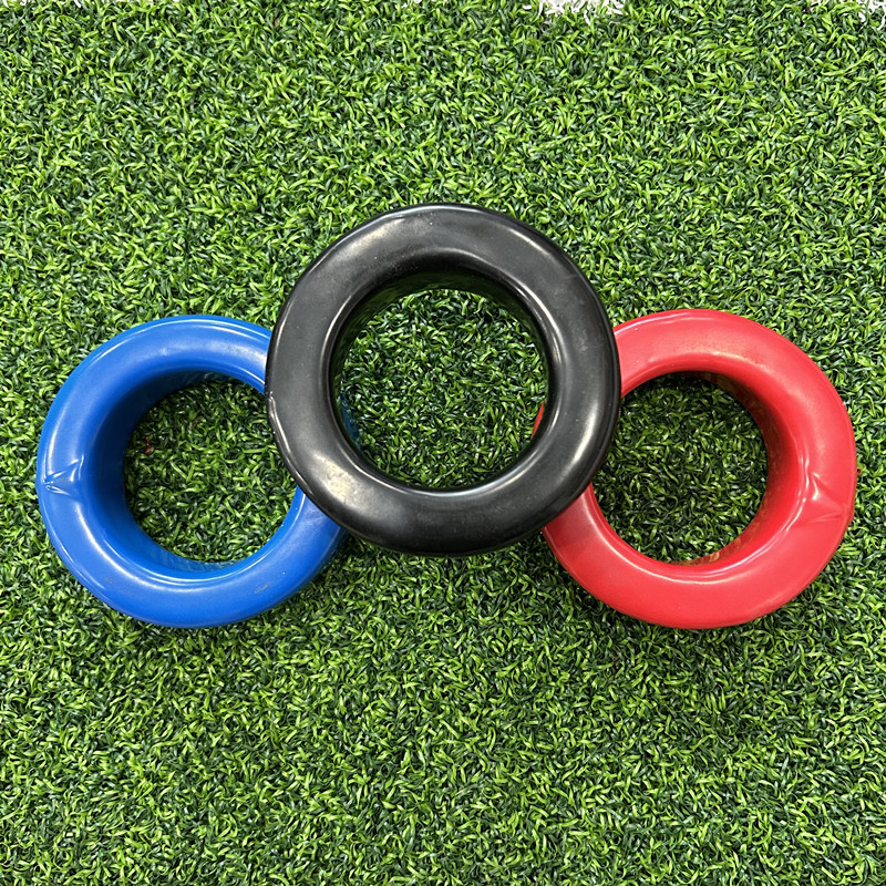 Jeu de softball ou de baseball allongé en rangée sur fond bleu.rendu 3d