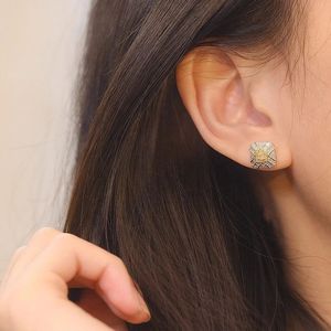 Boucles d'oreilles clous carrées cannelées en or jaune 18 carats Xinfly avec diamant rond de 0,7 ct – Bijoux de luxe - Product Image 2