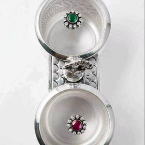 Ensemble de contenants à masala en argent faits à la main avec couvercles design, boîte de rangement d'épices traditionnelle indienne - Product Image 1