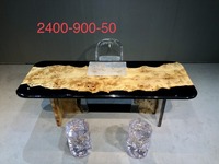 Table de restaurant, café, hôtel en bois de noyer massif sur mesure avec résine époxy, bord naturel unique, style rivière
